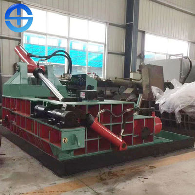 2000KG/M3ベール密度は油圧スクラップの梱包機を引っくり返す